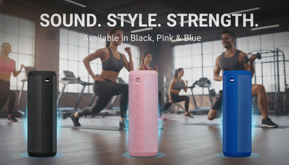 Trzy głośniki w kolorach czarnym, różowym i niebieskim stoją na podłodze w siłowni. Na górze widoczny jest tekst: \'SOUND. STYLE. STRENGTH. Available in Black, Pink & Blue.\'