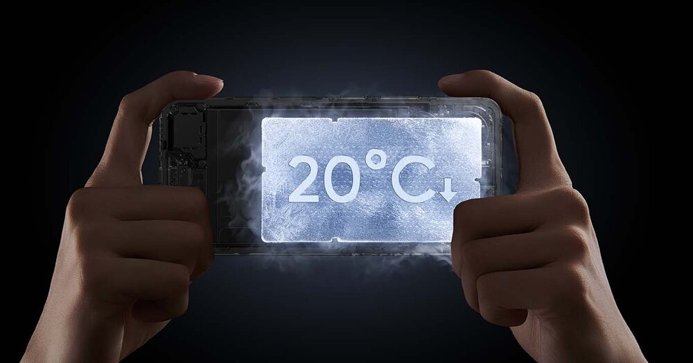 Dwie dłonie trzymają smartfon, na ekranie którego widoczny jest napis \'20°C\' z symbolem strzałki w dół. Wokół urządzenia unosi się delikatna mgiełka, sugerująca chłodzenie.