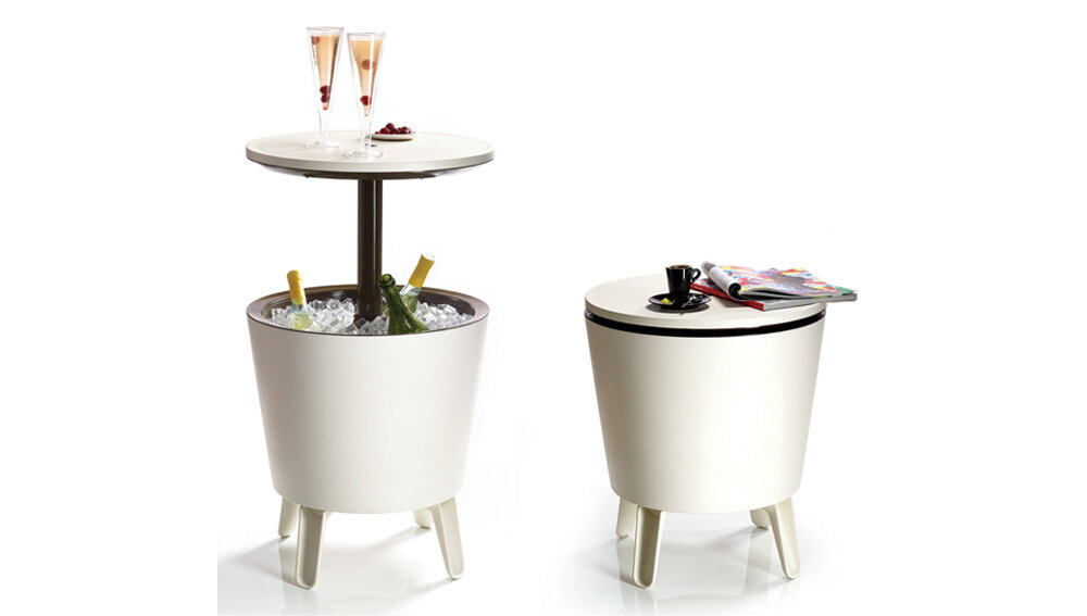 Barek ogrodowy KETER Cool 17186745 Szaro-biały stolik w dwóch ujęciach z podniesionym i opuszczonym blatem na blatach różne rzeczy zdjęcie na białym tle dwie funkcję stolik schładzacz napojów niski stolik do odkładania przekąsek po podniesieniu blatu funkcjonalny barek do użytku w ogrodzie na tarasie na balkonie