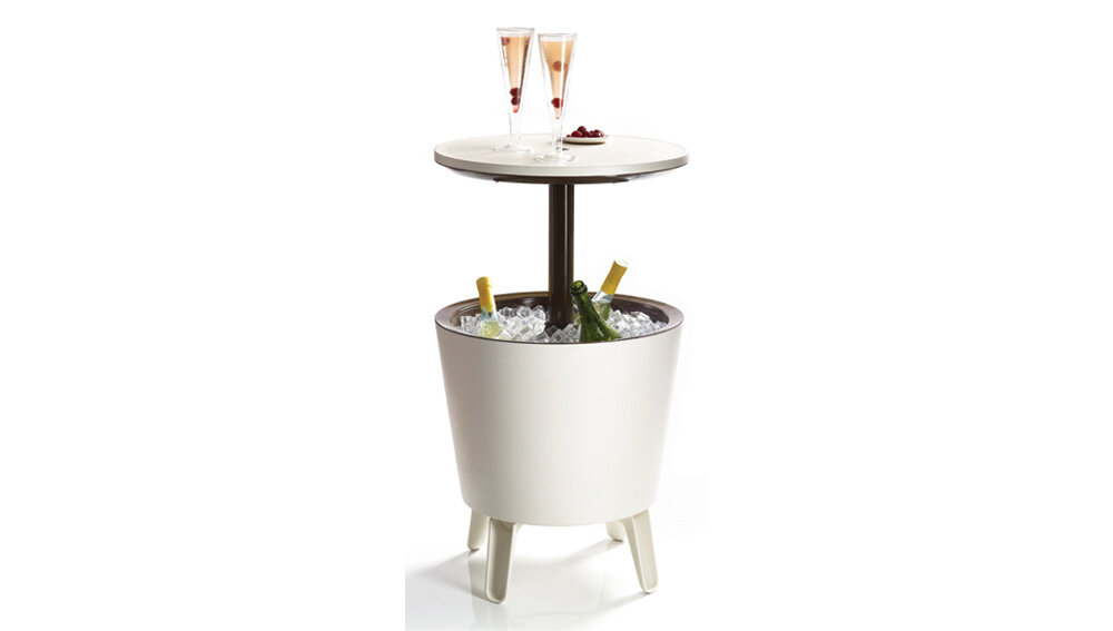 Barek ogrodowy KETER Cool 17186745 Szaro-biały stolik na białym tle z podniesionym blatem wnętrze wypełnione kostkami lodu butelki na blacie dwa kieliszki ustawienie wysokości blatu w zakresie od 57 do 84,5 cm funkcja stolika kawowego po podniesieniu umożliwia wygodny dostęp do schłodzonych napojów udźwig blatu do 50 kg