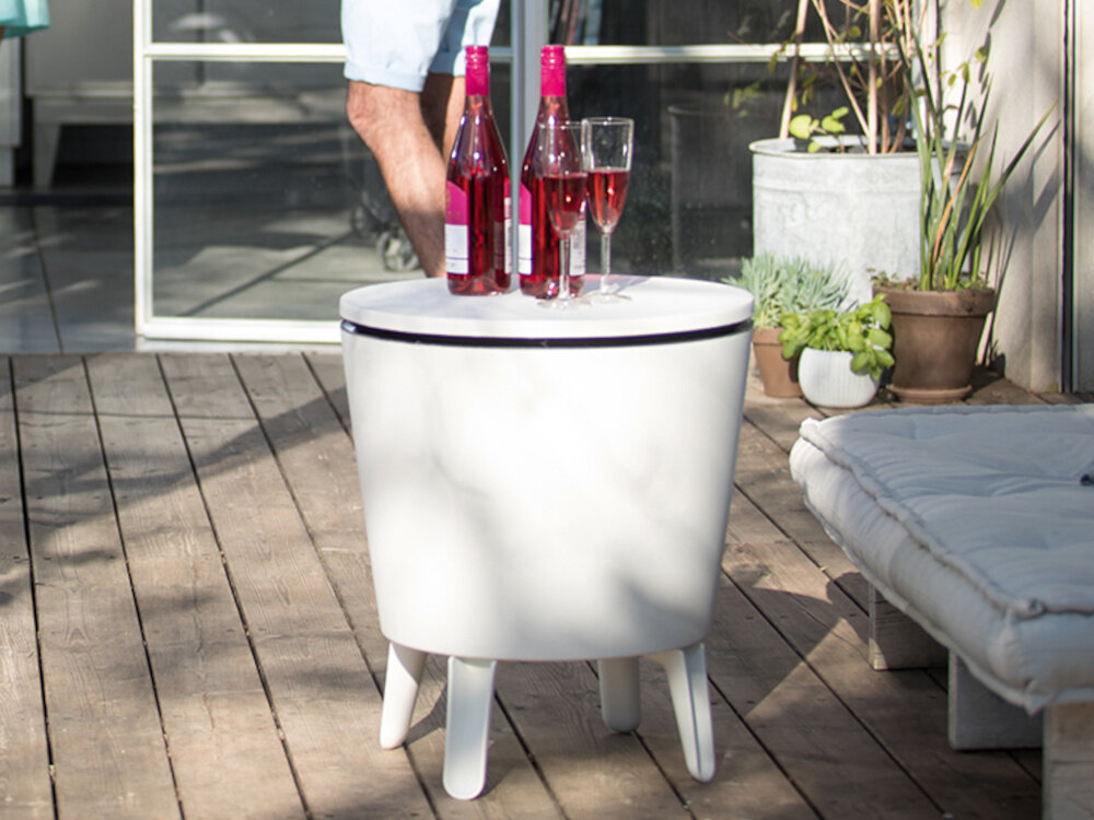 Barek ogrodowy KETER Cool 17186745 Szaro-biały stolik z opuszczonym blatem na blacie dwie butelki i dwa kieliszki w tle okno i rośliny gładka powierzchnia materiału przetrzeć wilgotną ściereczką lub spłukać wodą nie wymaga stosowania specjalnych środków czyszczących prosta konserwacja