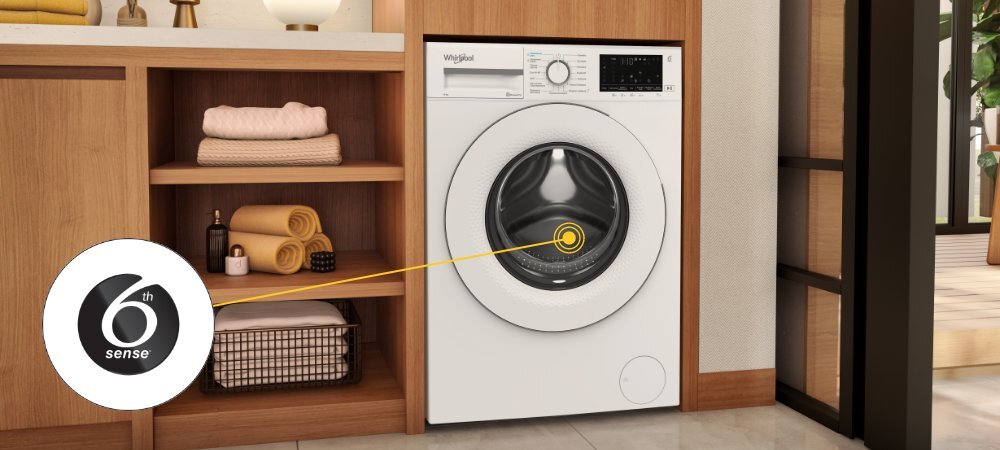Pralka w zabudowie drewnianej, z widocznym logo Whirlpool i panelem sterowania. Obok pralki znajdują się półki z ręcznikami i koszykiem, a na obrazie widoczny jest symbol \'6th sense\'.