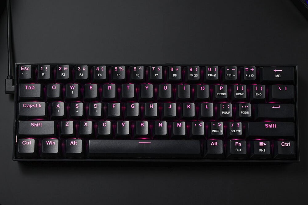 Klawiatura mechaniczna z podświetleniem RGB, widoczne klawisze z oznaczeniami liter i funkcji. Klawisze mają ciemne tło z jasnym podświetleniem, a na obudowie nie ma widocznych logo producenta.