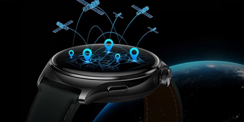 Na obrazie widoczny jest smartwatch z czarnym paskiem, na którego ekranie wyświetlane są niebieskie ikony lokalizacji oraz satelity. W tle znajduje się fragment Ziemi widoczny z kosmosu.