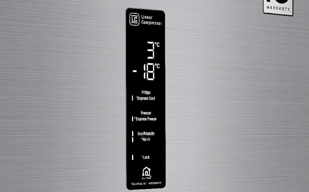 Panel sterowania lodówki z wyświetlaczem pokazującym temperatury: 3°C dla lodówki i -18°C dla zamrażarki. Widoczne są także opcje: \'Express Cool\', \'Express Freeze\', \'Eco Friendly\', \'Wi-Fi\' oraz \'Lock\'.