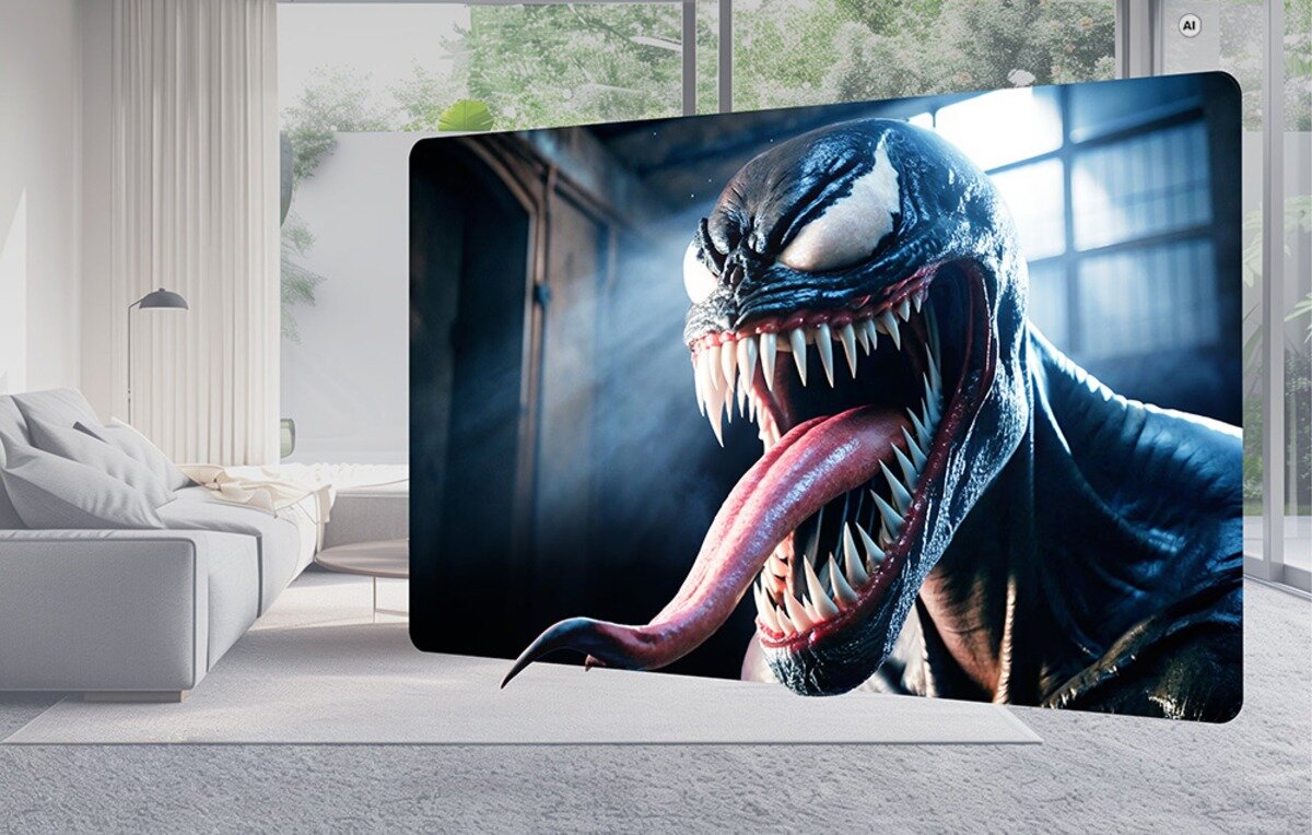 Sekcja o dostarczanej energii przelotowej: Wirtualny ekran wyświetlający postać z filmu Venom w jasnym salonie z białą kanapą.
