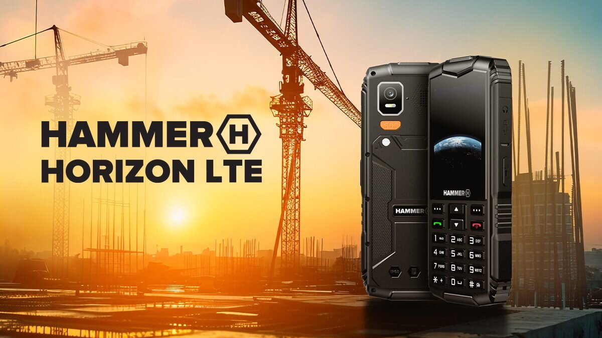 Obraz przedstawia telefon komórkowy o solidnej konstrukcji z widocznym ekranem i klawiaturą, na tle placu budowy z dźwigami. Obok telefonu znajduje się tekst: \'HAMMER HORIZON LTE\'.