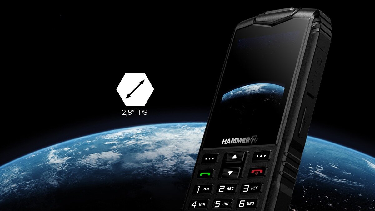 Telefon komórkowy z widocznym logo HAMMER, wyświetlający obraz Ziemi na ekranie. Obok telefonu znajduje się symbol sześciokąta z napisem \'2,8\