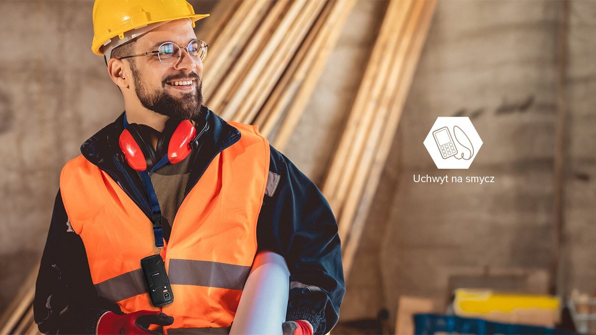 Mężczyzna w kasku i kamizelce odblaskowej trzyma zwinięty plan, a na jego szyi wisi telefon. Obok znajduje się ikona telefonu z tekstem \'Uchwyt na smycz\'.