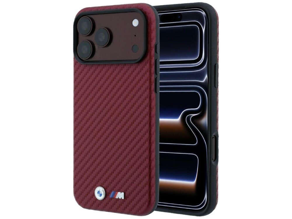Bordowe etui z teksturą karbonową na telefon z trzema aparatami i logo M na dole. Obok widoczny jest ekran telefonu z abstrakcyjnym wzorem.