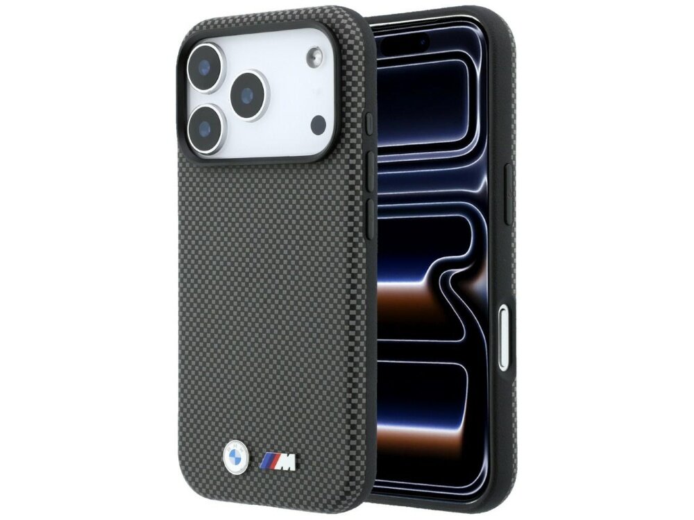 Etui na telefon z szarym wzorem przypominającym kevlar, z trzema dużymi otworami na aparaty. Na dole widoczne jest logo z literą \'M\'.