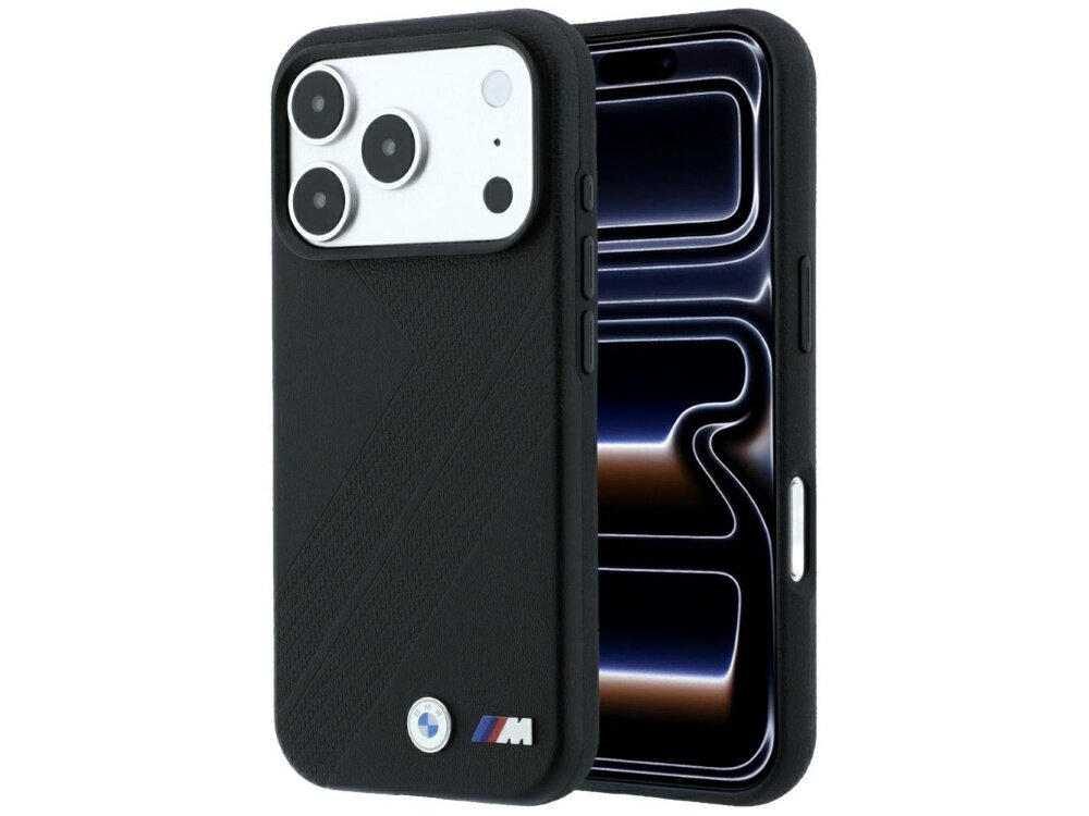 Czarne etui na telefon z widocznym logo \'M\' i okrągłym symbolem. Etui ma teksturę przypominającą ślad opony i jest dopasowane do telefonu z trzema obiektywami aparatu.