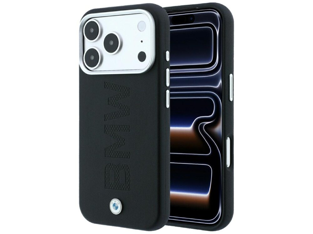 Czarne etui z wytłoczonym napisem \'BMW\' i logo BMW na dole, przeznaczone do telefonu z trzema aparatami. Etui posiada wycięcia na przyciski i porty.