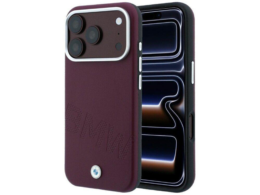 Bordowe etui na telefon z wytłoczonym napisem \'BMW\' i logo na dole. Etui jest założone na telefon z trzema obiektywami aparatu.