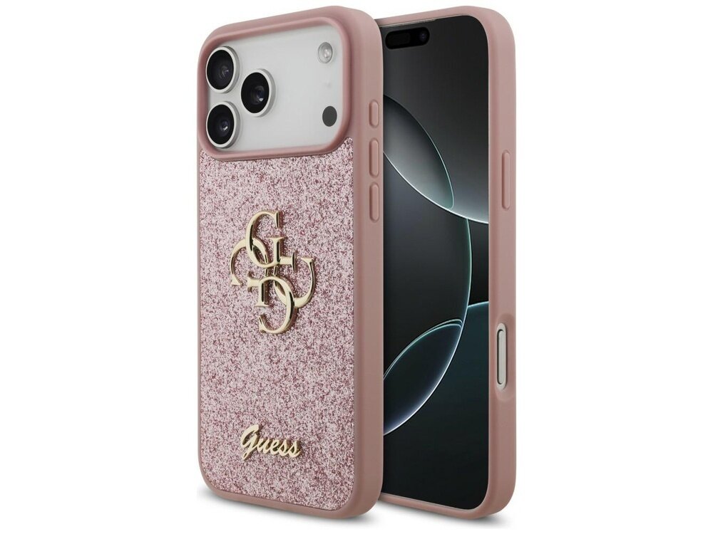 Różowe etui na telefon z brokatowym wykończeniem i złotym logo \'Guess\' oraz ozdobnym wzorem 4G. Etui jest dopasowane do modelu telefonu z trzema aparatami.