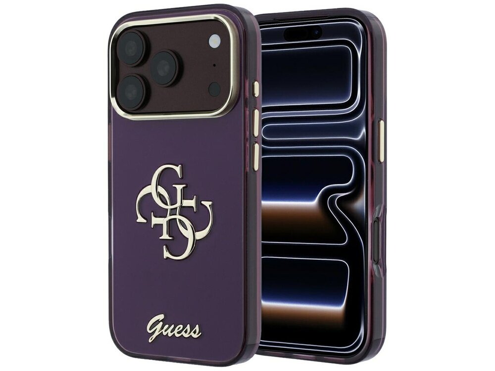Burgundowe etui na telefon z logo \'Guess\' oraz ozdobnym wzorem w kolorze złotym. Etui jest przeznaczone dla modelu iPhone z trzema aparatami.
