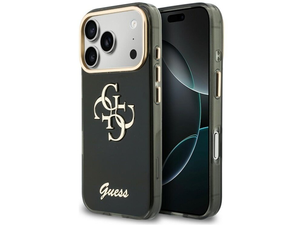 Czarne etui na telefon z widocznym logo \'Guess\' oraz ozdobnym wzorem z literami. Etui jest przeznaczone do modelu telefonu z trzema aparatami i złotymi akcentami wokół obiektywów.