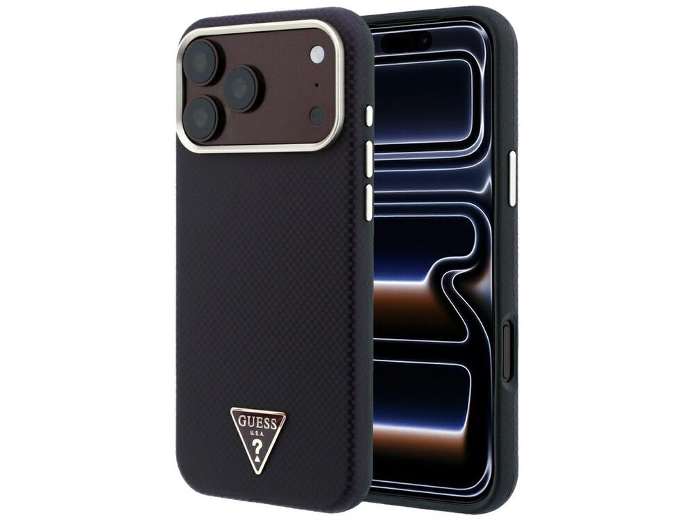 Etui na telefon w kolorze burgundowym z teksturą, posiada logo GUESS USA w kształcie trójkąta. Widoczny jest telefon z trzema aparatami i ekranem z abstrakcyjnym wzorem.