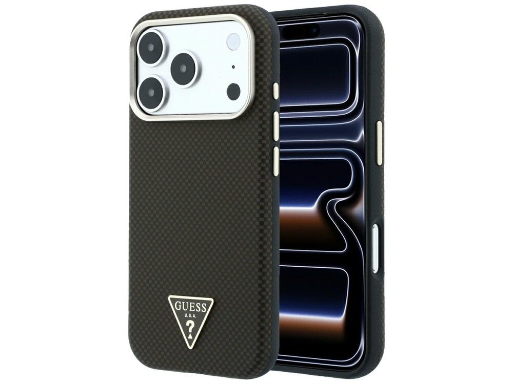 Brązowe etui na telefon z teksturą kevlaru, z logo \'GUESS U.S.A\' w kształcie trójkąta. Etui jest dopasowane do telefonu z trzema widocznymi obiektywami aparatu.