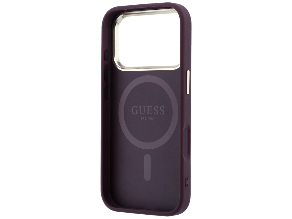 Burgundowe etui na telefon z dużym otworem na aparat i napisem \'GUESS EST 1981\' na środku. Wewnątrz widoczny jest okrągły wzór sugerujący kompatybilność z MagSafe.