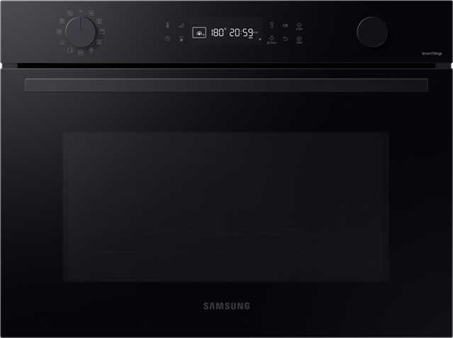 Front piekarnika kompaktowego Samsung NQ5B4553FBK wykończony w czarnym szkle Czarny piekarnik z panelem sterowania, na którym widoczny jest wyświetlacz z temperaturą 180° i czasem 20:59. Na froncie znajduje się logo \'SAMSUNG\'.