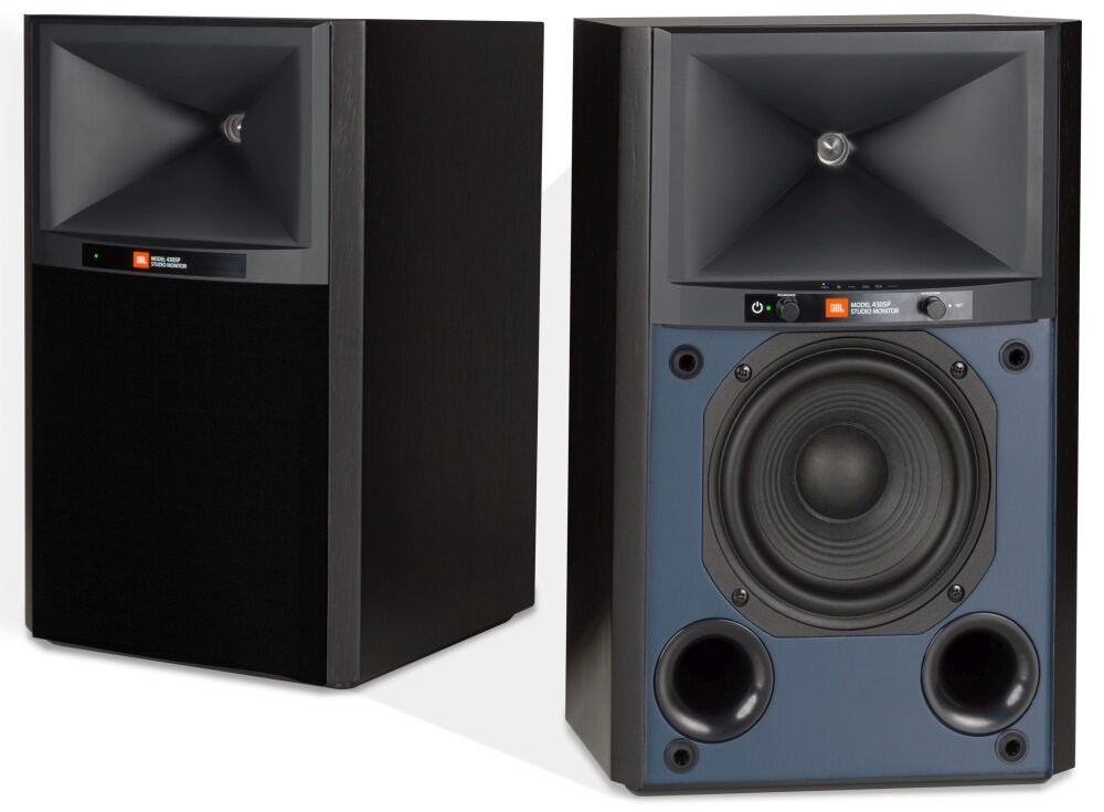 Dwie czarne kolumny głośnikowe z widocznymi głośnikami i otworami basowymi. Na jednej z kolumn znajduje się logo \'JBL\' oraz napis \'MODEL 4305P STUDIO MONITOR\'.