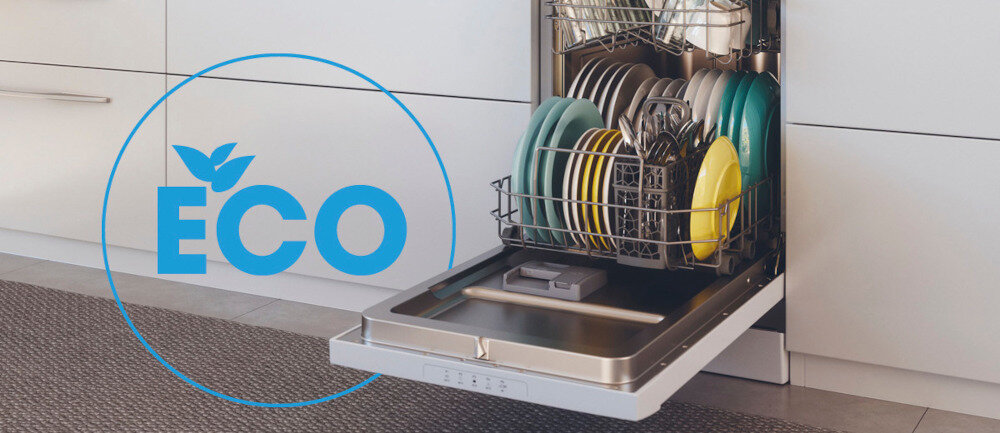 Otwarta zmywarka z widocznymi naczyniami w środku. Na obrazie znajduje się niebieski napis \'ECO\'.