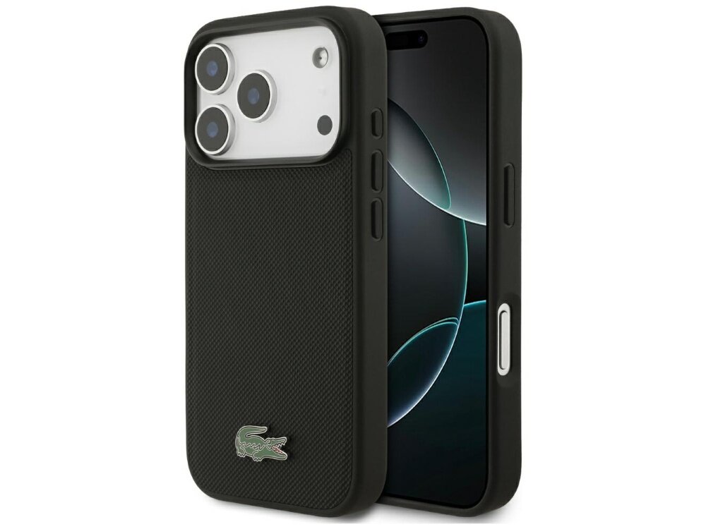 Czarne etui na telefon z teksturowaną powierzchnią i logo krokodyla. Etui jest dopasowane do telefonu z trzema widocznymi obiektywami aparatu.