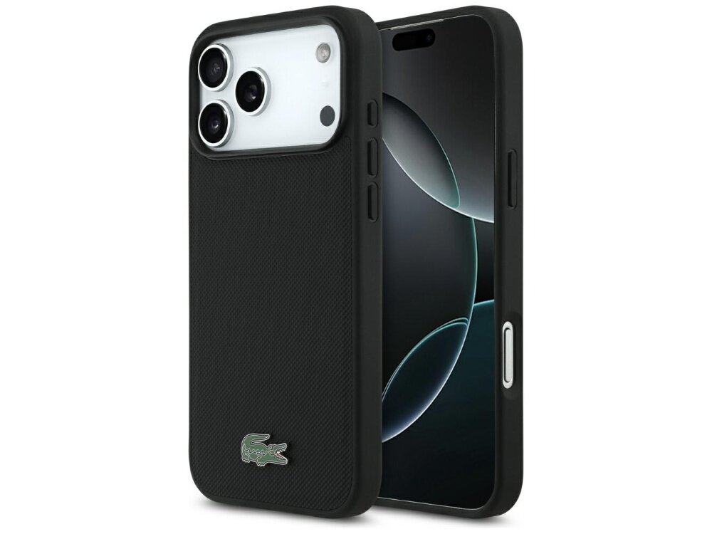 Czarne etui na telefon z widocznym logo krokodyla na dole. Etui jest założone na telefon z trzema obiektywami aparatu.
