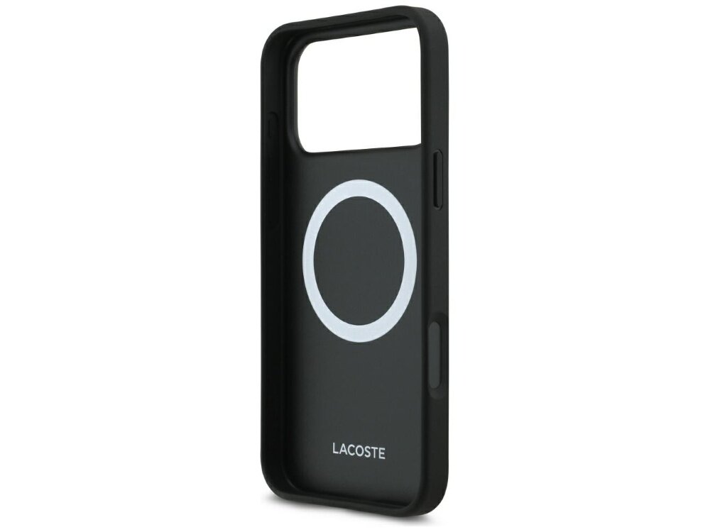 Czarne etui z okrągłym wzorem MagSafe i napisem \'LACOSTE\' na dole. Etui ma wycięcie na aparat i przyciski boczne.