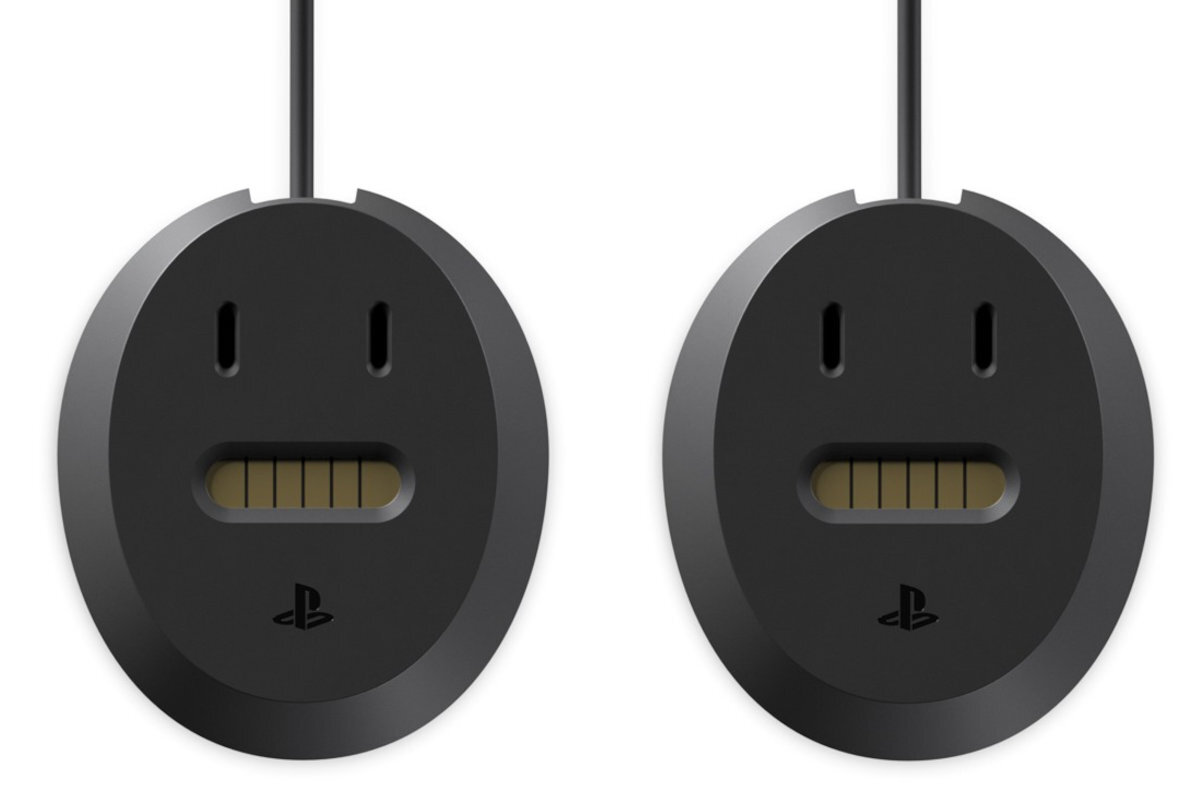 Dwa czarne, owalne elementy z kablami, przypominające twarze z oczami i ustami, z logo PlayStation na dole.