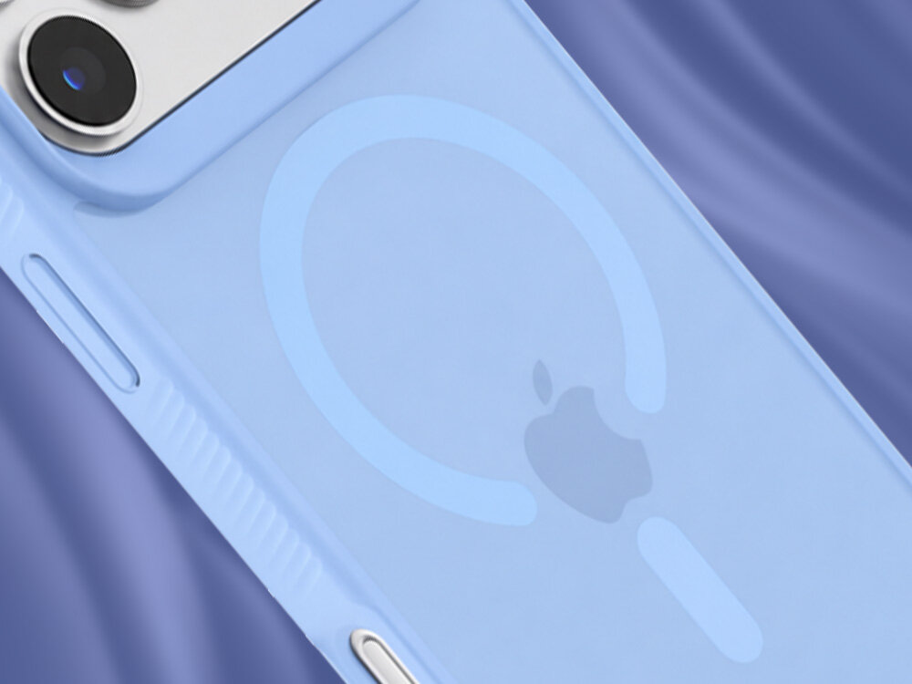Jasnoniebieskie etui na telefon z widocznym logo Apple i okrągłym wzorem MagSafe. Etui ma wycięcia na aparat i przyciski boczne.