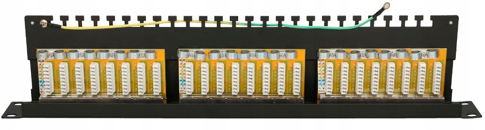 Patch panel EXTRALINK EX.9823 Widok od tyłu na panel krosowy ukazujący złącza typu LSA z kolorowymi oznaczeniami, metalowe zaciski do ekranowania kabli oraz poprowadzony wzdłuż górnej krawędzi przewód uziemiający w żółto-zielonej izolacji