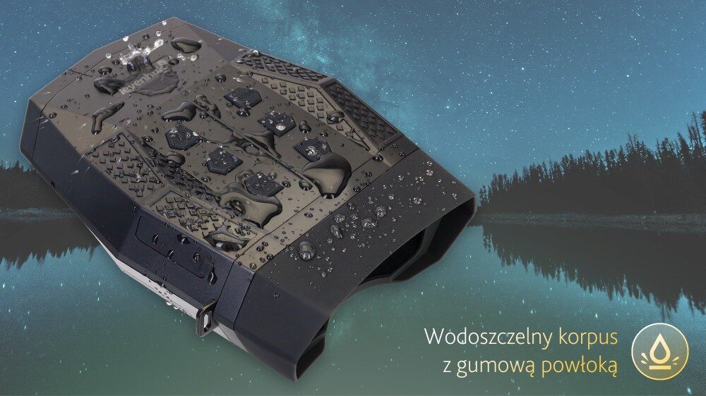 Lornetka noktowizyjna z widocznymi kroplami wody na powierzchni, na tle nocnego nieba i lasu. Tekst na obrazie: \'Wodoszczelny korpus z gumową powłoką\'.