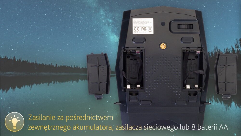 Obraz przedstawia tylną część urządzenia z otwartymi komorami na baterie, na tle nocnego nieba z widoczną Drogą Mleczną. Na dole znajduje się tekst: \'Zasilanie za pośrednictwem zewnętrznego akumulatora, zasilacza sieciowego lub 8 baterii AA\'.