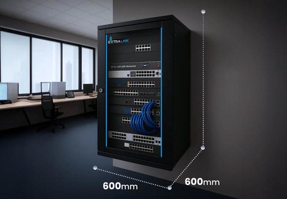 Szafa RACK EXTRALINK 19 12U EX.7256 600 x 600 mm Zdjęcie przedstawia czarną szafę wiszącą z urządzeniami sieciowymi, zamontowaną na ścianie w biurze, z zaznaczonymi kropkowaną linią wymiarami szerokości i głębokości, przeznaczenie, wielkość, standard