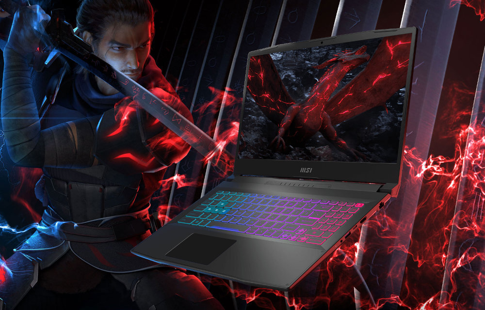 Laptop z podświetlaną klawiaturą wyświetla na ekranie obraz smoka w czerwonych odcieniach. Obok laptopa widoczna jest postać z mieczem otoczona niebiesko-czerwonymi efektami świetlnymi.
