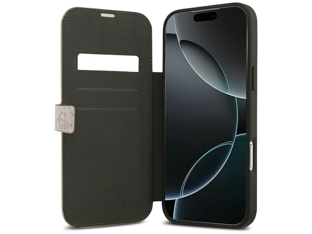 Etui na telefon w formie książki z miejscem na karty, w kolorze różowym z metalowym logo GUESS. Telefon w etui wyświetla abstrakcyjny wzór na ekranie.