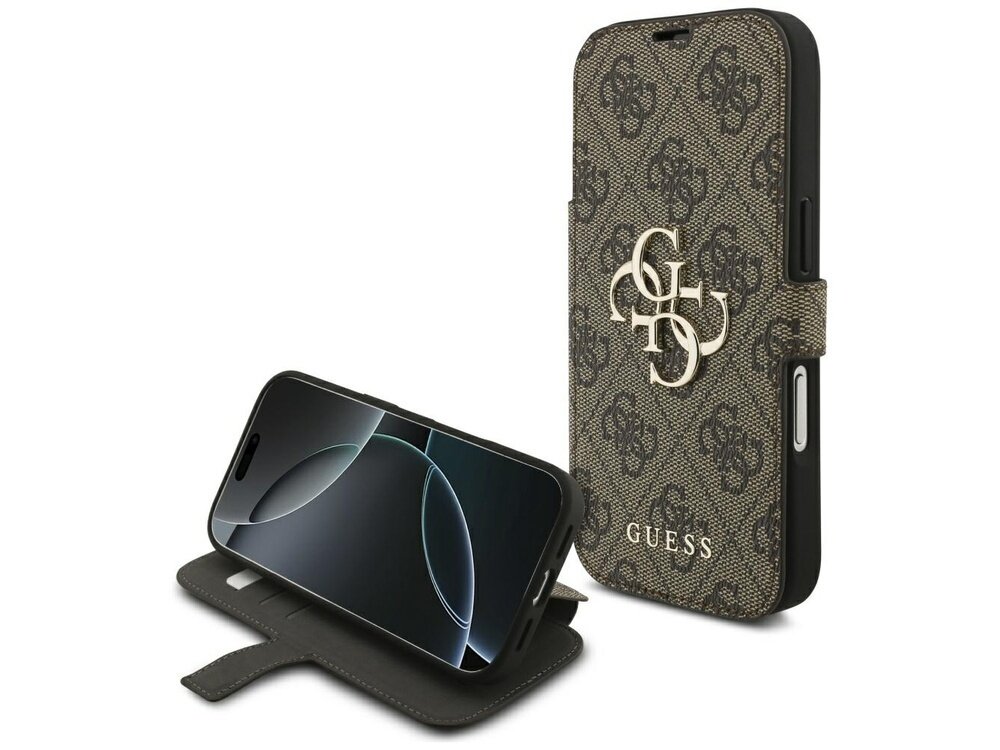 Etui w kolorze brązowym z wzorem 4G i metalowym logo GUESS, przeznaczone do telefonu Apple iPhone. Etui ma funkcję stojaka i wycięcia na przyciski oraz porty.