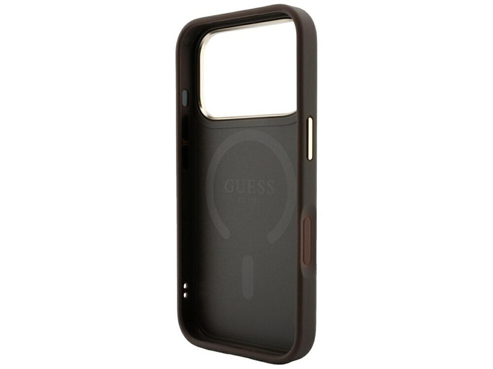 Brązowe etui na telefon z dużym otworem na aparat i napisem \'GUESS\' wewnątrz. Etui posiada przyciski w kolorze złotym i brązowym.