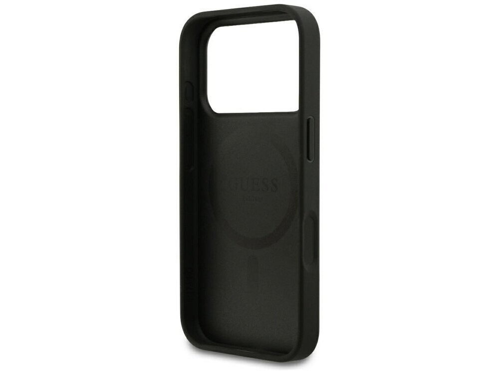Czarne etui na telefon z dużym otworem na aparat i napisem \'GUESS\' wewnątrz. Etui ma gładką powierzchnię i jest przeznaczone do urządzeń z funkcją MagSafe.