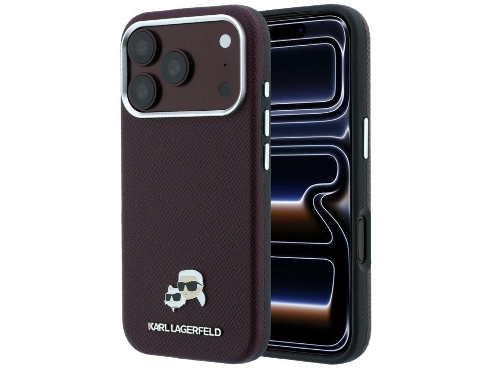 Burgundowe etui na telefon z trzema widocznymi obiektywami aparatu i metalowym logo przedstawiającym postać w okularach. Na dole etui znajduje się napis \'KARL LAGERFELD\'.