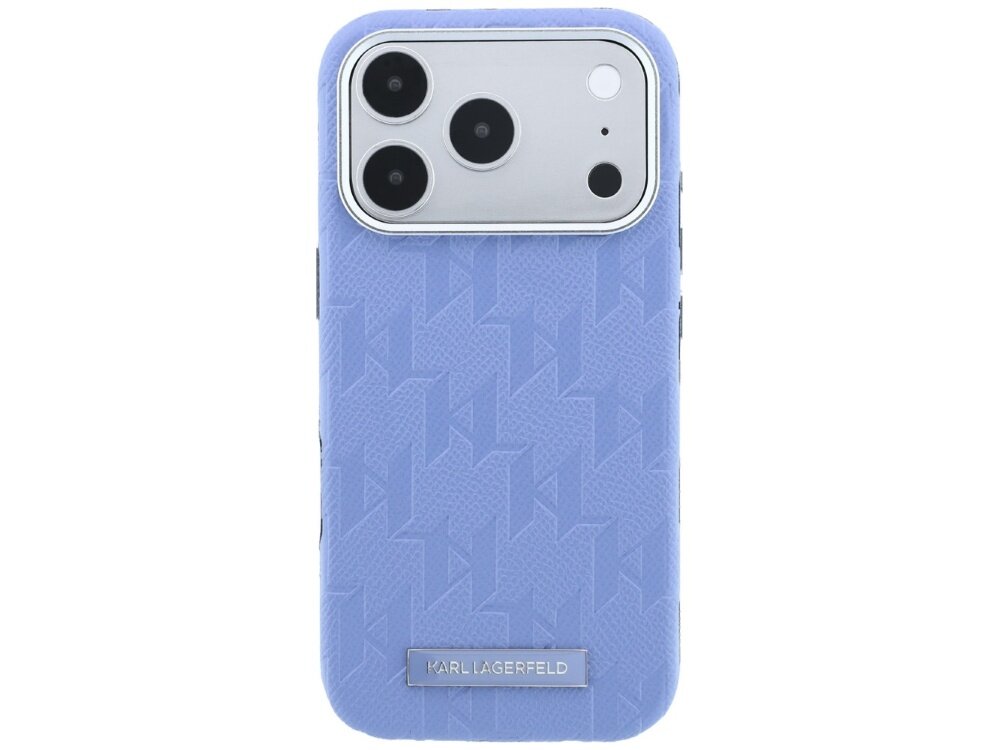Jasnoniebieskie etui na telefon z wytłoczonym wzorem i metalową plakietką z napisem \'KARL LAGERFELD\'. Widoczne są trzy duże otwory na aparaty oraz mniejsze na inne elementy telefonu.