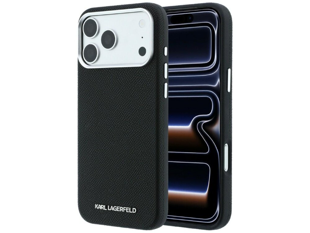 Czarne etui na telefon z teksturą, z widocznym logo \'KARL LAGERFELD\' na dole. Etui jest dopasowane do telefonu z trzema dużymi obiektywami aparatu.