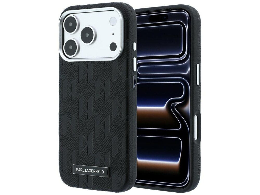 Czarne etui na telefon z teksturą i wzorem w litery, z widocznym logo \'KARL LAGERFELD\' na dole. Etui jest dopasowane do telefonu z trzema aparatami i przyciskami bocznymi.