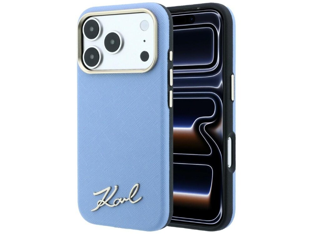 Jasnoniebieskie etui na telefon z metalowym napisem \'Karl\' na dole. Etui posiada wycięcia na aparat i przyciski boczne.