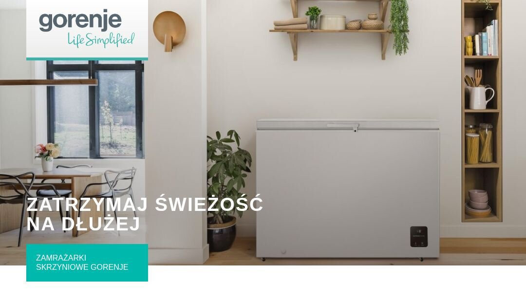 ZAMRAŻARKA GORENJE FH30EAW Biała zamrażarka skrzyniowa Gorenje ustawiona w jasnym wnętrzu obok roślin i regału. Na grafice widoczny jest napis „Zatrzymaj świeżość na dłużej”