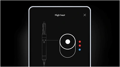 Zbliżenie na smartfon z aplikacją MyDyson umożliwiającą regulowanie temperatury multistylera