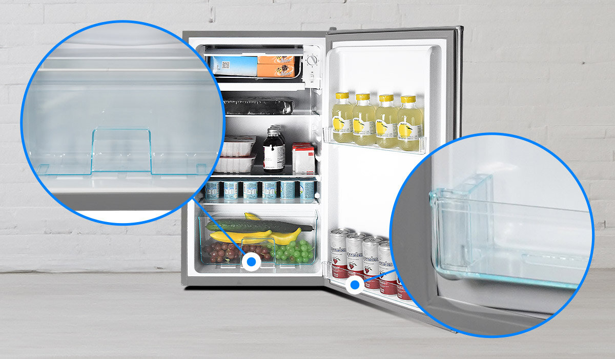 Otwarta lodówka z widocznymi półkami wypełnionymi różnymi produktami spożywczymi, takimi jak napoje, owoce i puszki. Dwa powiększone okręgi pokazują szczegóły wnętrza lodówki, w tym przezroczyste półki.