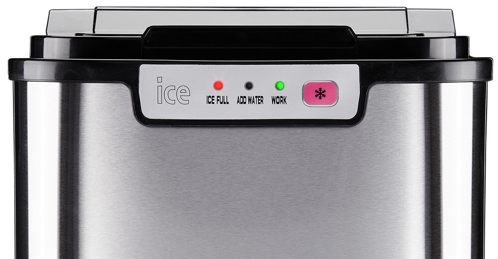 Fragment kostkarki do lodu z panelem kontrolnym, na którym znajdują się napisy: \'ice\', \'ICE FULL\', \'ADD WATER\', \'WORK\' oraz kolorowe diody i przycisk z symbolem płatka śniegu.